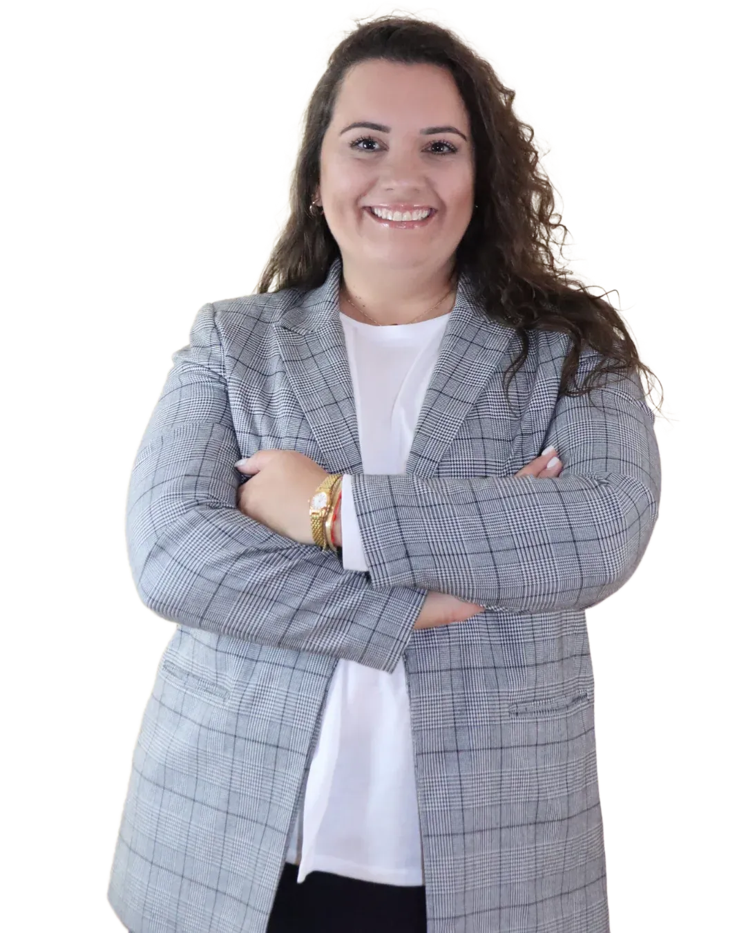 Karem Peña, psicóloga colegiada, sonriendo con los brazos cruzados