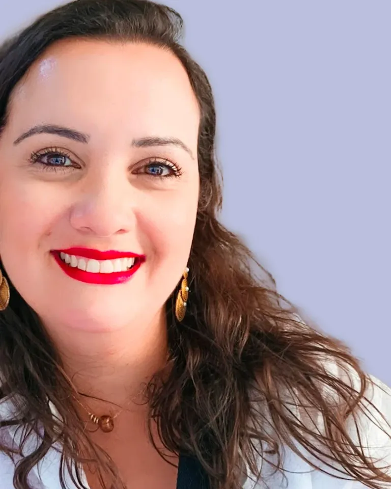 Karem Peña, psicóloga, sonriendo a cámara